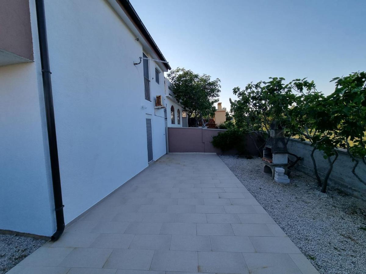 Apartments Ema Vir Exterior photo